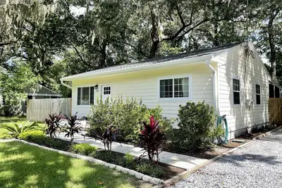 Image de Spanish Moss Cottage: pet friendly getaway on the beautiful Spanish Moss Trail!