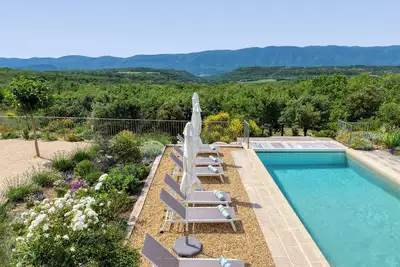 Image de MAGNIFiQUE Bastide 5*- vue panoramique Luberon, Piscine chauffée, Boulodrome