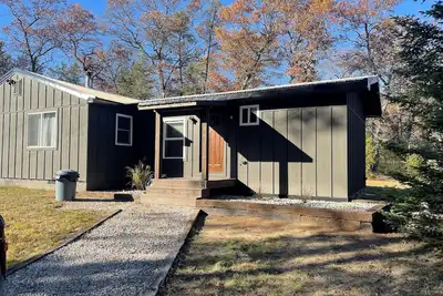 Image de Minutes to town or very peaceful woods retreat! Close to trails and golf.