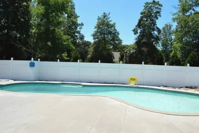 Image de Beautiful vacation home away from home with swimming pool