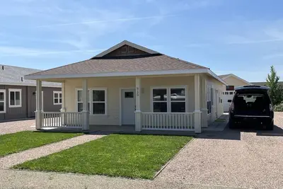 Image de Beautiful Modern Lake House Along Lake Oahe.