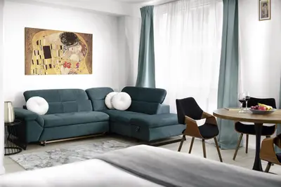 Image de Modern, elegant downtown apartment offers 5-star hotel quality luxury bedding