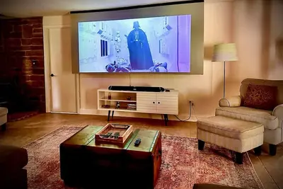Image de Cvnp & Chill I Movie Projector I Awesome Backyard