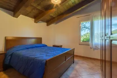 Image de Janas room surrounded by greenery + room with bunk beds