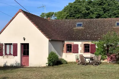 Image de Évasion Naturelle près de Moulins : Gîte Confortable avec Jardin et Poêle à Bois