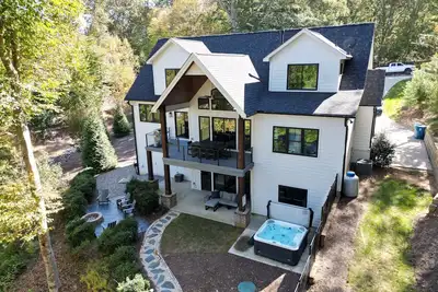 Image de Entertain, Enjoy Friends and Family - amazing amenities inc hot tub!