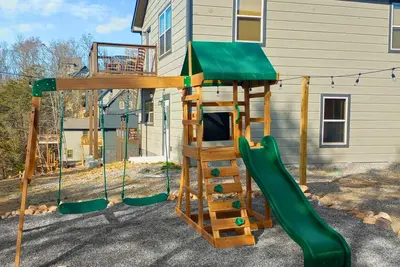 Image de Cabin Bliss | Hot Tub, Games & Scenic Yard Escape