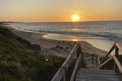 Image de Modern Family Beach House 200m from the coast.