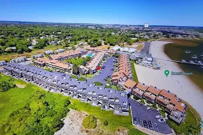 Image de Townhouse less than one-minute walk to a private beach and heated pool on site