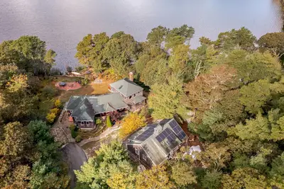 Image de Exclusive Dual-Home Waterfront Estate on Brewster's Upper Mill Pond