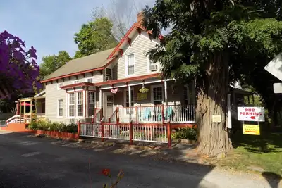 Image de Quaint 1890's farmhouse remodeled maintaining its charm, ambiance & character.