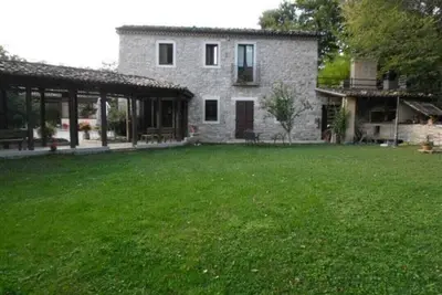 Image de Wonderful stone farmhouse nestled in nature between forest and stream