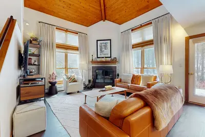 Image de Two-story condo with private sauna, pool, hot tubs & gym - walk to lifts