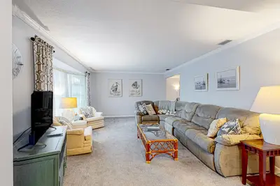 Image de Spacious home with sunroom & washer/dryer - walk to the beach