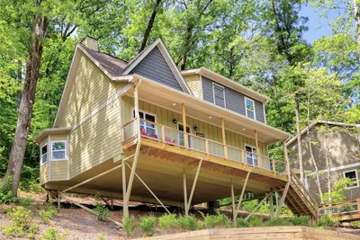 Image de Downtown snowbird-friendly house with 2 fireplaces, deck, mountain views-Dogs ok