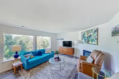 Image de Beautiful condo with mountain view deck, pool, hot tub & prime location