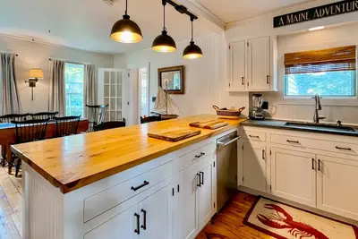 Image de Historic home in the heart of town with modern amenities, walk to the harbor