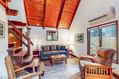 Image de Roomy mountain-view cabin with a loft, wrap-around deck, WiFi - dogs Ok