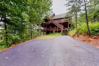 Image de Elegant cabin in the woods w/ wrap-around deck, grill, & free attraction tickets