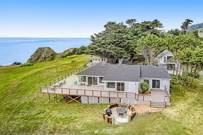 Image de Lovely oceanfront home with large deck, panoramic views, firepit, & W/D