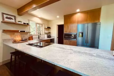 Image de Modern Cabin - Walk to Town, Lake & Golf