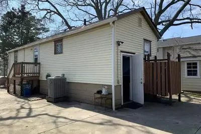 Image de Cute, small cottage minutes from restaurants/bay