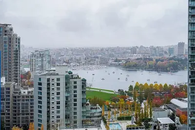 Image de Modern Downtown Apartment with Water Views