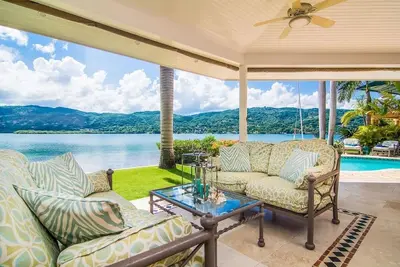 Image de A luxurious beachfront villa with private beach on a calm lagoon. Montego Bay Ja
