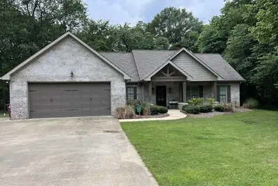 Image de Spacious 3br with 3 full bath on 1 acre approx 1. 3 miles to Davis Wade!