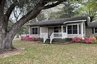 Image de 5 Star Cottage Sleeps 6 2br 2ba Family & Pet friendly by Ulm. 1acre near bayou.
