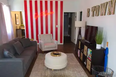 Image de Cozy-Hoosier themed bungalow-Walk to best city parks and Downtown.