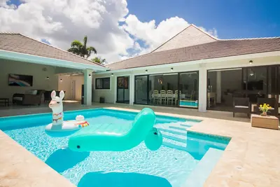 Image de 7Min from the Beach Villa w/ Golf Course View