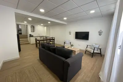 Image de Newly renovated comfortable home a short walk from the center and sights!