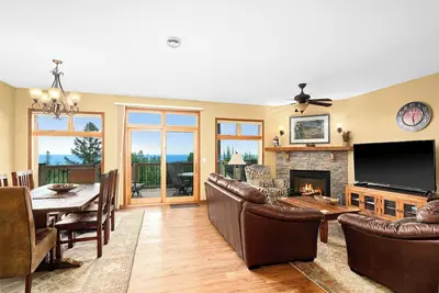 Image de Lake views throughout. Next to golf, hiking/biking trails and winery.