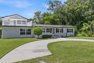 Image de Cottage style 4 bedroom, 2 bathrooms, lake front access to water.