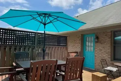 Image de Modern home steps to historic downtown Salisbury