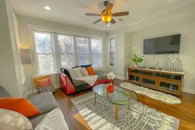 Image de Vibrant, Chi\/OakPark 3bd\/2bth+ Steps from train