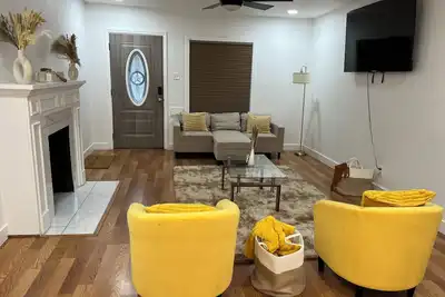 Image de House of Treasure, a stylish property located 8 minute from Downtown Dallas.