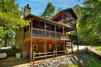 Image de Walk to the River! 3 Story Cabin w/ Firepit~ Games ~ Fireplace~Covered deck!