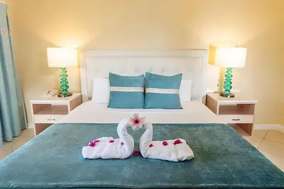 Ultimate Beach Escape! Three Relaxing Units, Beachfront, Pool, Free Parking!