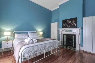 Image de Cheerful 4 Bedroom Home Free Parking Keyless Entry