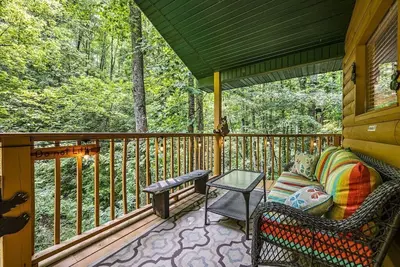 Image de …Perfect 3bd Cabin in the Woods! …Hot Tub…Location!