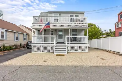 Hampton Hideaway 1. Duplex on dead end street just steps from beautiful Beach!