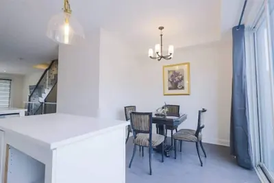 Image de Luxury Lakebreeze Waterfront Home\n