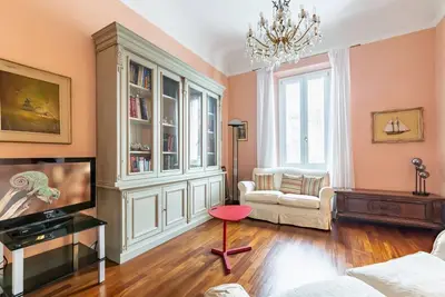 Image de Elegant apartment of 80 sqm, able to accommodate up to 5 people, located on the 2nd floor of a building equipped with a lift (Not suitable for disabled people - some steps to access). The property is located in the Stibbert/Statuto area, a lively neighbo
