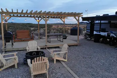 Image de Starlight Sanctuary: Modern Off-Grid Rv/Camper with A/C+Wifi Minutes from Bbnp