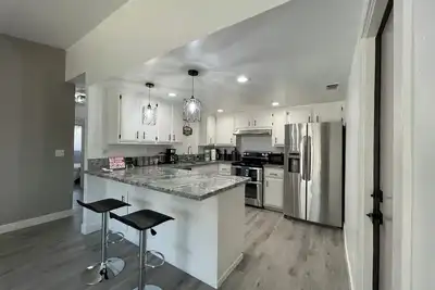 Image de Entire Modern House With King bed and 65in Tv