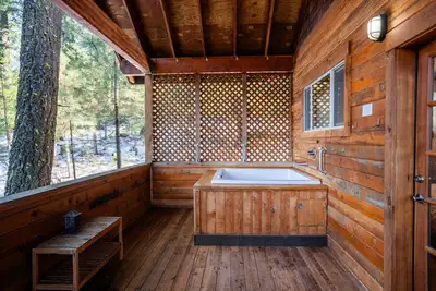 Image de Pilot Rock Cabin w/ Jacuzzi and Wood Stove at Green Springs Inn