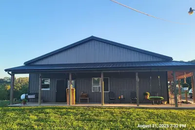 Image de Access to 3 bedrooms, laundry room, kitchen, Patio area, and 12 acres to roam
