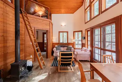 Image de Soda Mountain Cabin w/ Jacuzzi and Wood Stove at Green Springs Inn